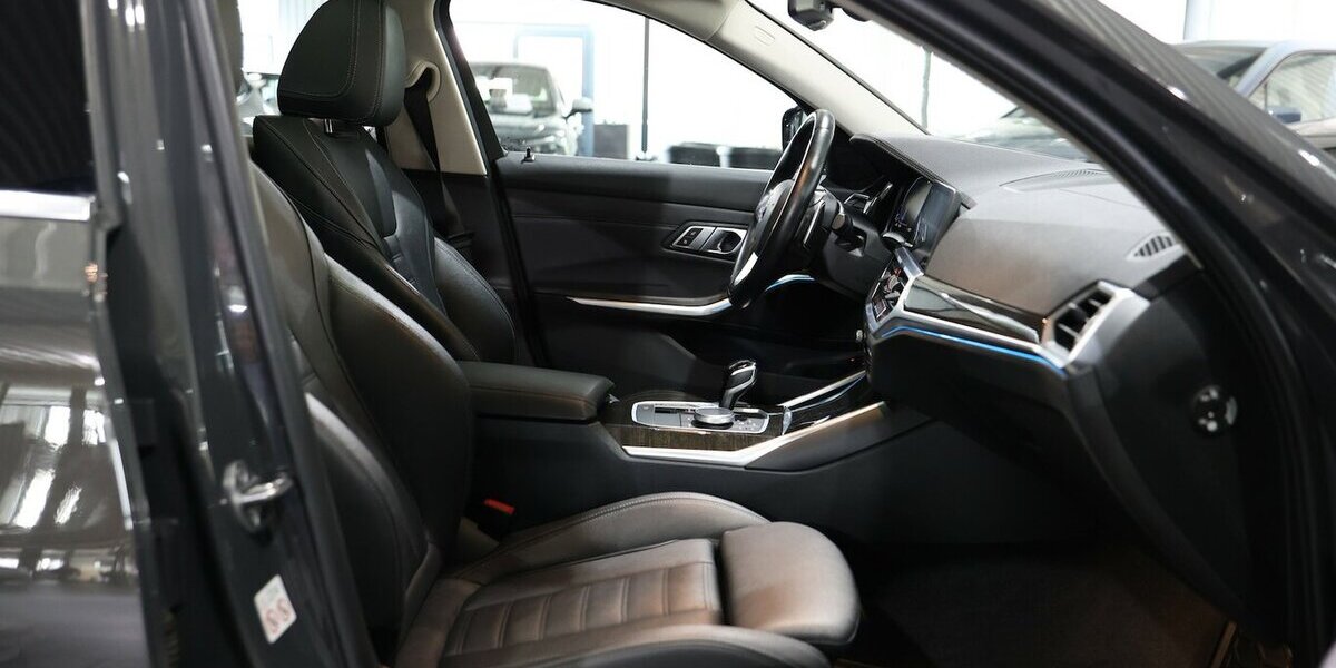 BMW 330e Touring xDrive LUXURY LINE PANORAMA, LASER 102.000 km 24.993 &euro; Hamm 59077