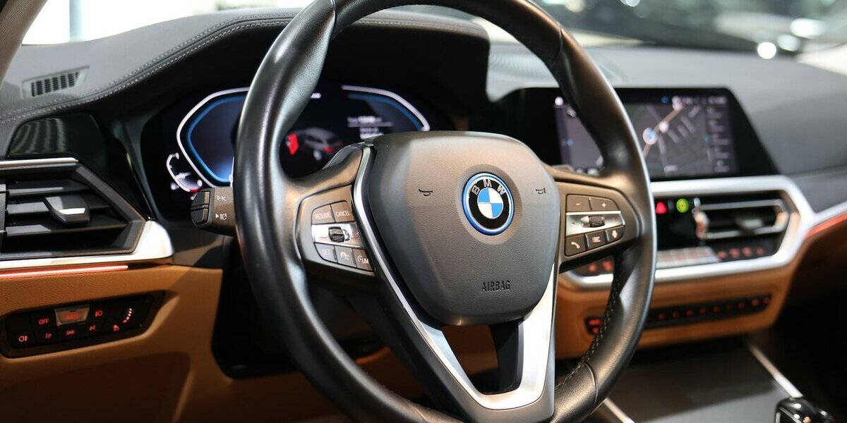 BMW 330e Touring xDrive LUXURY LINE PANORAMA, LASER 133.000 km 23.993 &euro; Hamm 59077