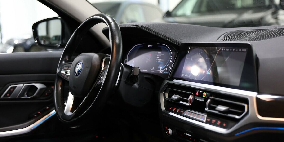 BMW 330e Touring xDrive LUXURY LINE PANORAMA, LASER 102.000 km 24.993 &euro; Hamm 59077
