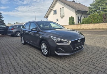Hyundai i30 YES! Plus Navigation, Panoramadach, LED, Sport 89.202 km 11.890 &euro; Rodgau 63110