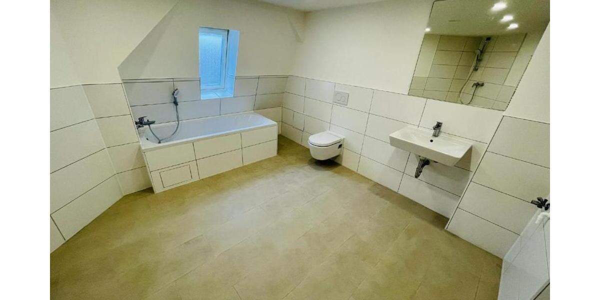 Ihr neues Zuhause wartet: 4-Raum-Wohnung mit Komfort-Badezimmer und großzügigem Wohnambiente! - Dachgeschoßwohnung Gera Alt-Bieblach | Angebot:26876574