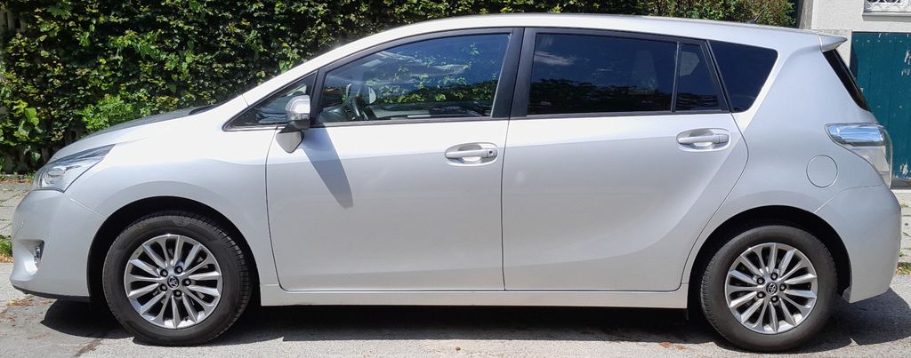 Toyota Verso 103.900 km 11.000 &euro; München 81925